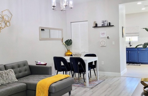 Old Seminole Heights Casa | Modern Chic center Tampa. Less than 15 minutes to local attractions and stadium.