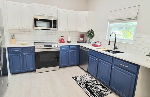 Old Seminole Heights Casa | Modern Chic center Tampa. Less than 15 minutes to local attractions and stadium.