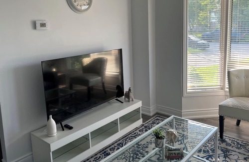 Barrie Casa | Modern,clean two floor house