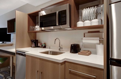 Garden Grove Hotel | Modern Comforts! Pool, Parking, Breakfast. Minutes to Discovery Science Center!