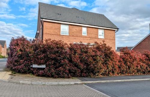 Radbourne Casa | Modern Comfy 3 Bed Home - Free 2 space driveway and free road parking