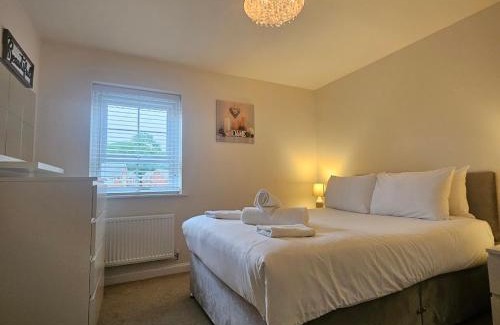 Radbourne Casa | Modern Comfy 3 Bed Home - Free 2 space driveway and free road parking