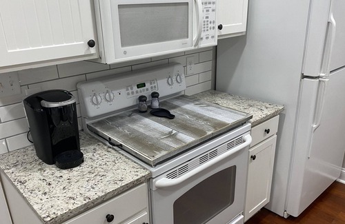 Athens Condominio | Modern cottage close to EVERYTHING in Athens!