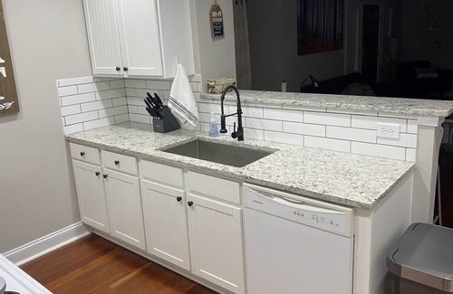 Athens Condominio | Modern cottage close to EVERYTHING in Athens!