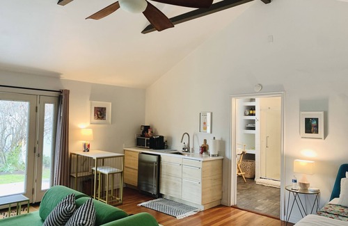 Burbank Casa | Modern Cottage Hideaway detached guesthouse in a quaint walkable neighborhood.