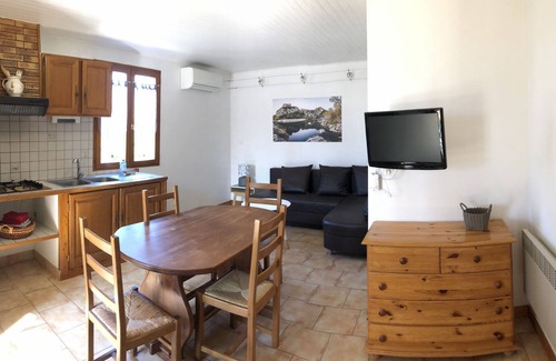 Joyeuse Casa | Casa moderna, piscinas, Wifi, parque infantil, pueblo de casas rurales cerrado y deportivo