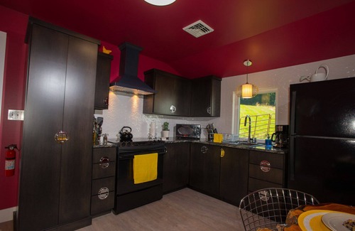 Columbia Cabaña | Casa de campo moderna que admite mascotas con un patio cercado.