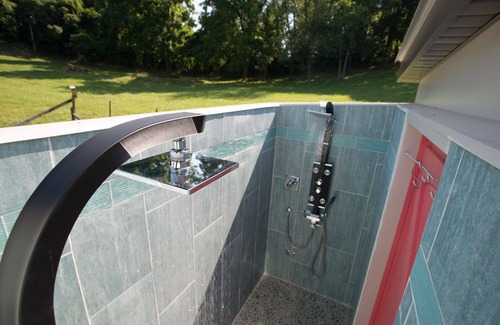 Columbia Cabaña | Casa de campo moderna que admite mascotas con un patio cercado.