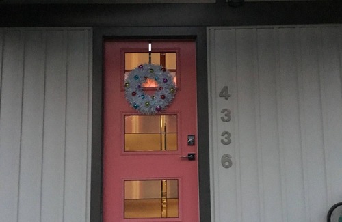 Columbia Cabaña | Casa de campo moderna que admite mascotas con un patio cercado.