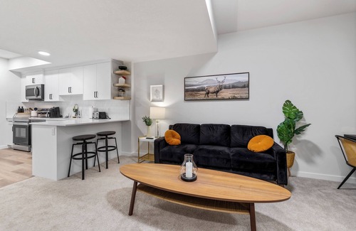 Southeast Calgary Casa | Modern & Cozy 2-Bedroom Suite in Mahogany