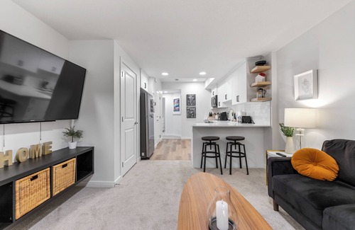 Southeast Calgary Casa | Modern & Cozy 2-Bedroom Suite in Mahogany