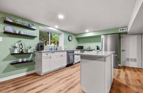 Tucker Apartamento | Modern & Cozy Basement Apartment Minutes to Duluth