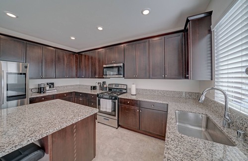 Victorville Casa | Modern cozy home for families and pets