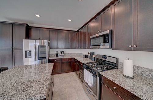 Victorville Casa | Modern cozy home for families and pets