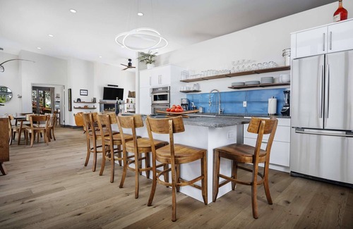 Dundee Villa | Modern Custom Wine Country Villa, Epic Views, Huge Decks, Hot Tub, Ping Pong, Fire Pit & Fire Table