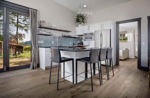 Dundee Villa | Modern Custom Wine Country Villa, Epic Views, Huge Decks, Hot Tub, Ping Pong, Fire Pit & Fire Table