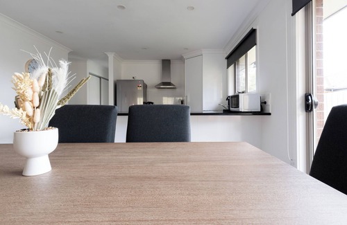 Newnham Casa | Modern Delight: Cosy Home with Parking