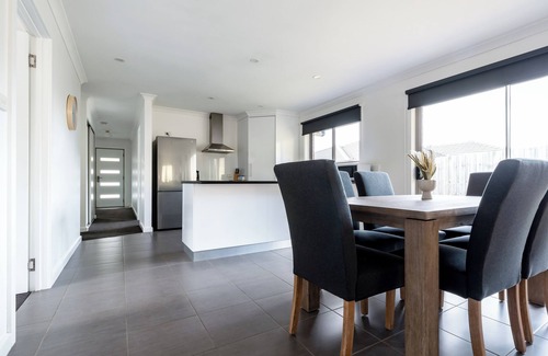 Newnham Casa | Modern Delight: Cosy Home with Parking