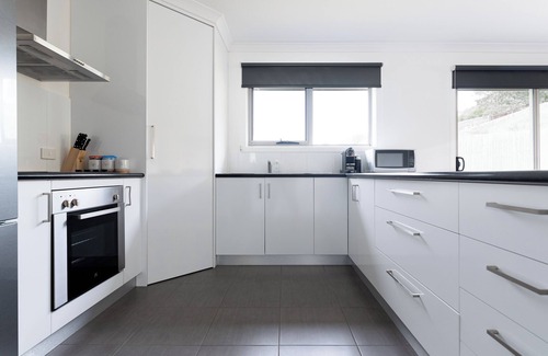 Newnham Casa | Modern Delight: Cosy Home with Parking