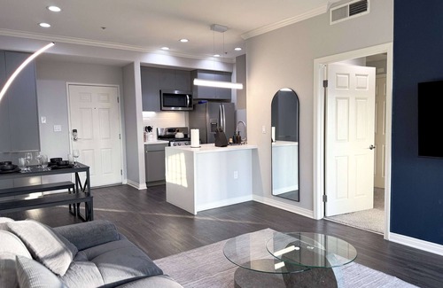 Beverly Hills Apartamento | Modern Escape W Pool GYM Parking 10 Min to Cedars