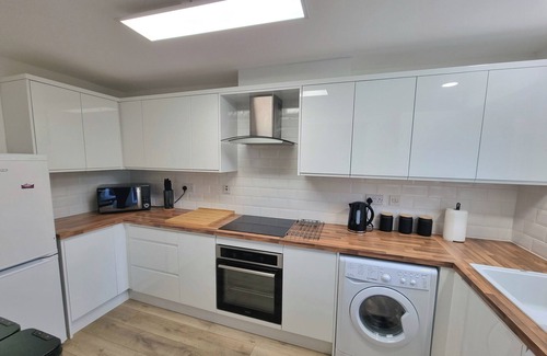 Coventry Casa | Modern Executive House WiFi Parking Coventry City Centre Sleeps 6.