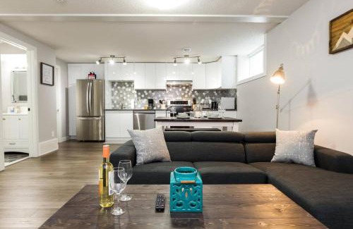 Southwest Edmonton Apartamento | Modern Executive Suite I Complimentary Netflix & Parking!