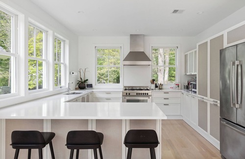 East Hampton North Casa | Mobiliario moderno de nueva construcción, ideal para familias, hogar con piscina de agua salada.