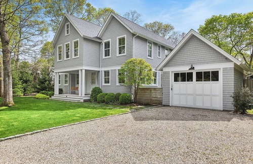 East Hampton North Casa | Mobiliario moderno de nueva construcción, ideal para familias, hogar con piscina de agua salada.