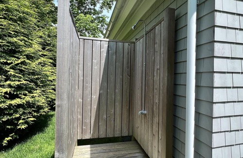 East Hampton North Casa | Mobiliario moderno de nueva construcción, ideal para familias, hogar con piscina de agua salada.