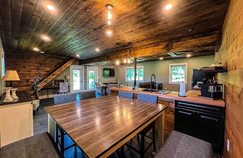 Orange Apartamento | The Wayback in Cleveland