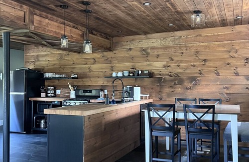 Orange Apartamento | The Wayback in Cleveland