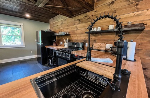 Orange Apartamento | The Wayback in Cleveland