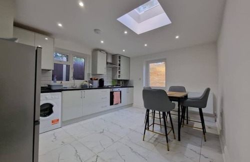 Wood Street Apartamento | Modern flat on Lea Bridge Road.