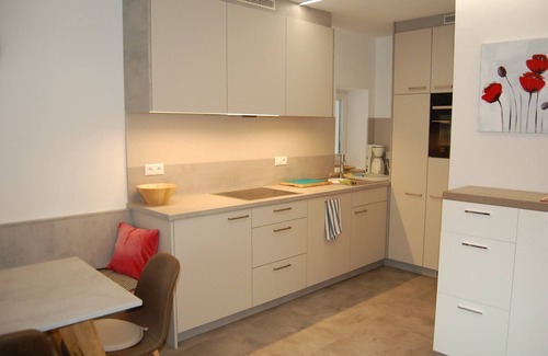 Sluderno Apartamento | Mobiliario moderno - Balcón Parterre - cerca del centro - conexión - autobús-tren