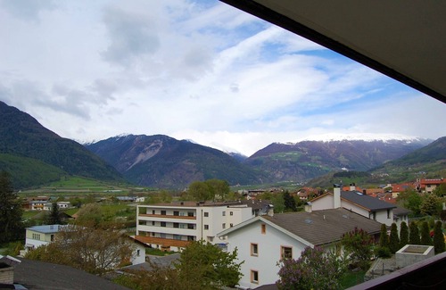 Sluderno Apartamento | Mobiliario moderno - Balcón Parterre - cerca del centro - conexión - autobús-tren