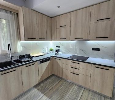 Voula Apartamento | Modern Garden View Apt in Voula, Athens - Luxe