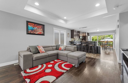 Amherstburg Casa | Modern Getaway In Amherstburg | Wine, Style & Relaxation