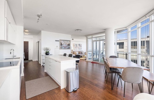 Bathurst Quay Apartamento | Modern High-Rise Condo, Lake & City Views, Downtown Toronto