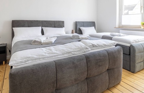 Holzwickede Apartamento | Modern home: Airport 2km | Kitchen with island | Disney+ | Speedport