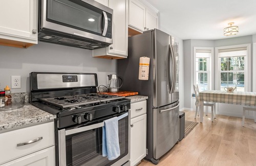 Mossy Oaks Casa | Modern home near historic downtown and Port Royal town beach. Pet friendly!