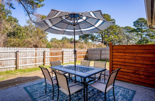 Mossy Oaks Casa | Modern home near historic downtown and Port Royal town beach. Pet friendly!