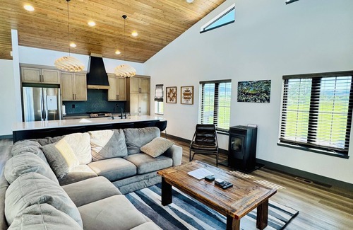 Big Horn County Casa | Modern Home with Private Big Horn River Access