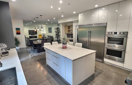 Squamish Casa | Modern House, Amazing Location: 4BR, Sleeps 8, A/C, King + Queen Beds, Bike