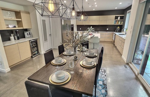 Squamish Casa | Modern House, Amazing Location: 4BR, Sleeps 8, A/C, King + Queen Beds, Bike