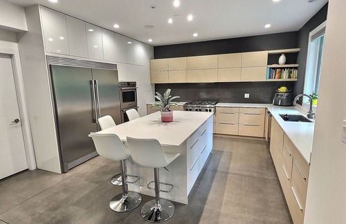 Squamish Casa | Modern House, Amazing Location: 4BR, Sleeps 8, A/C, King + Queen Beds, Bike