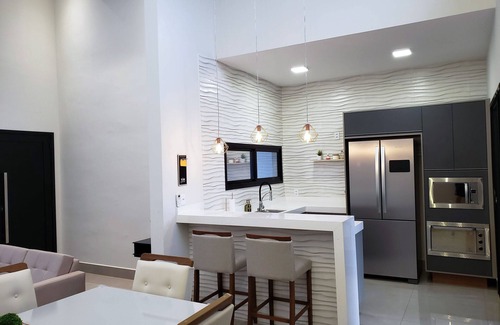 Vila Monte Alegre Casa | Modern house in gated community with swimming pool