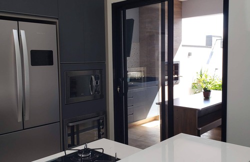 Vila Monte Alegre Casa | Modern house in gated community with swimming pool