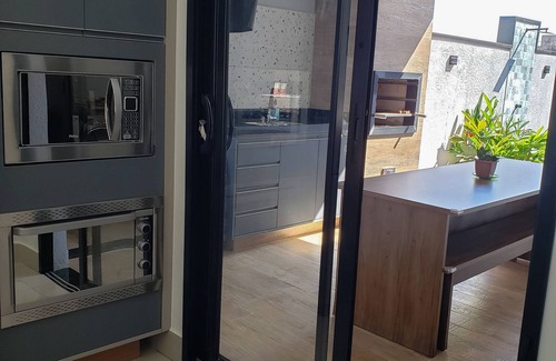 Vila Monte Alegre Casa | Modern house in gated community with swimming pool