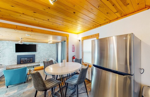 Kings Beach Chalet De Esquí | Modern lake-view hotel - all eight rooms - dog-friendly - near beach & golf