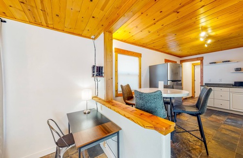 Kings Beach Chalet De Esquí | Modern lake-view hotel - all eight rooms - dog-friendly - near beach & golf